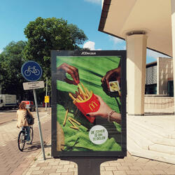 McDonald's - ‘De zomer is om te delen’ De sportzomer komt McDonald's voor de derde keer met het ‘De zomer is om te delen’ platform. Naast een op delen geënte campagne komt de fastfoodketen ook met producten, speciaal bedoeld om te delen.